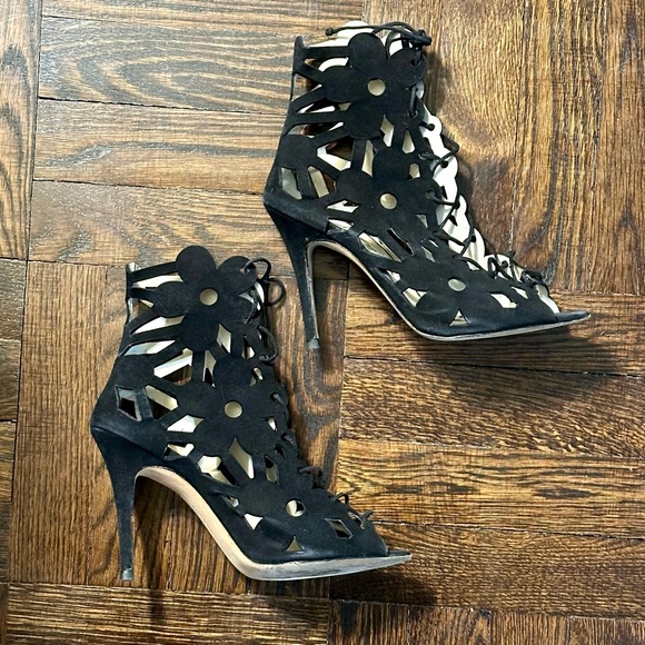 MANOLO BLAHNIK BLACK KAHIKA LASER-CUT FLOWER BOOTIES LACE UP HEELS -SIZE 39.5 - Picture 3 of 13